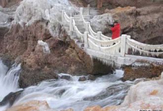 山东蓬莱阁现冰浪奇观 海浪瞬间结冰