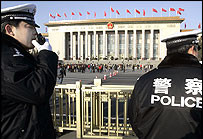 中国警方禁笔会颁奖拘两名异见作家