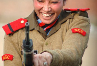 看印度军校漂亮女兵：体会试枪的快乐