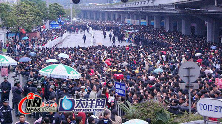 京广线瘫痪 滞留广州火车站旅客人数超过10万