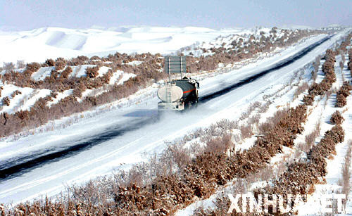 “死亡之海”降大雪 黄沙“瀚海”变雪原[组图]