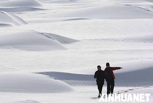 “死亡之海”降大雪 黄沙“瀚海”变雪原[组图]