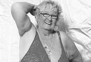 英国74岁老太成英国最老的“脱衣舞娘”