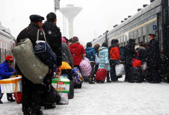 大雪成灾难阻思乡情 冒雪归家路艰辛