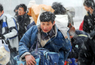 大雪成灾难阻思乡情 冒雪归家路艰辛