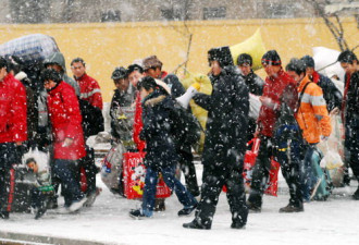 大雪成灾难阻思乡情 冒雪归家路艰辛