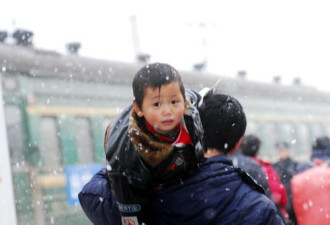 大雪成灾难阻思乡情 冒雪归家路艰辛