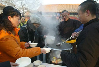 北京4000人雍和宫喝僧人施舍腊八粥