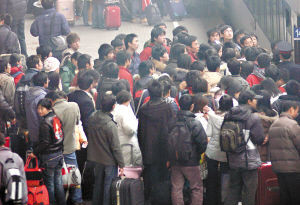 安徽女大学生被挤下站台遭火车轧死