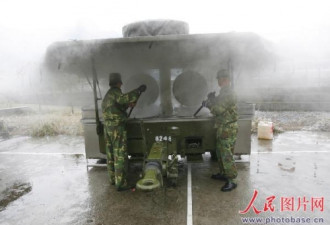 京珠高速上为旅客做饭的野战炊事车