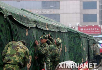 南京战区工兵为滞留旅客搭野战帐篷