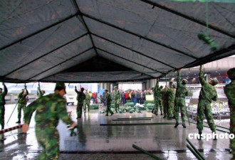 南京战区工兵为滞留旅客搭野战帐篷