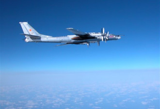 俄轰炸机两度飞越美航母 美低调处理