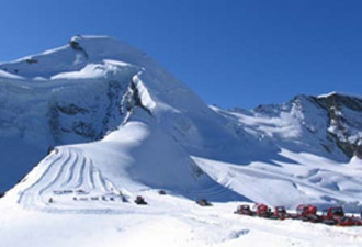 实拍：中国美女泳装肉博阿尔卑斯雪山