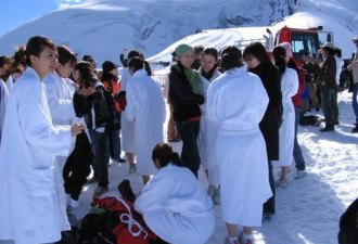 实拍：中国美女泳装肉博阿尔卑斯雪山