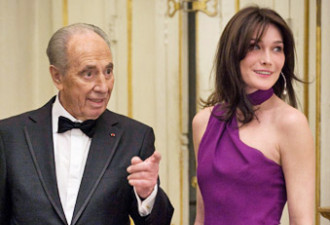 法国总统新妻子首迎外国元首 亮丽动人