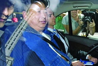 薛乃印受审时全程沉默 同班机乘客紧张
