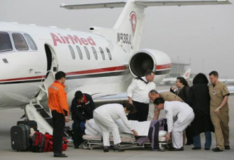 加国政府包机送郑州重病女留学生回家
