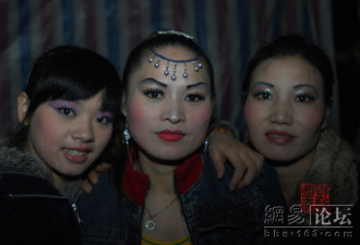 网友实拍：你没见过的中国乡村歌舞团