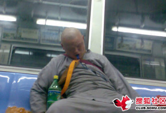 给佛祖丢人：抓拍北京地铁里的&quot;疯和尚&quot;