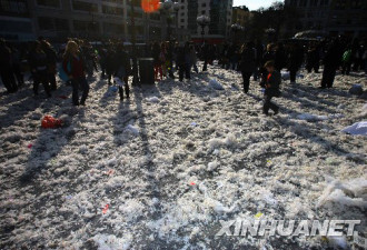 纽约年轻人上演疯狂枕头大战 尽情发泄