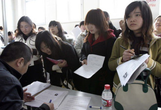 北京女大学生专场招聘会 排队达2公里