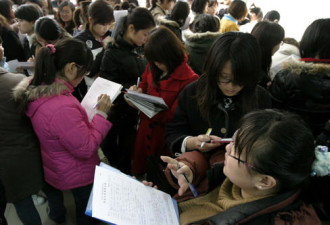 北京女大学生专场招聘会 排队达2公里