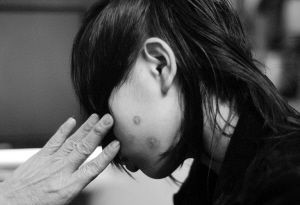 残忍逼15岁少女卖淫 用烟头烫遍其全身