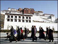 藏人走过布达拉宫广场(28/3/2008)