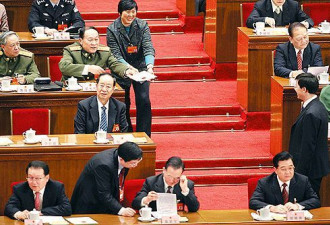 大胆女代表就这么冲上主席台找胡锦涛签名