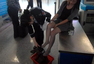西安机场“脱鞋安检”漂亮MM也不例外