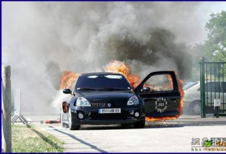 网友抓拍：豪华轿车爆炸起火的瞬间