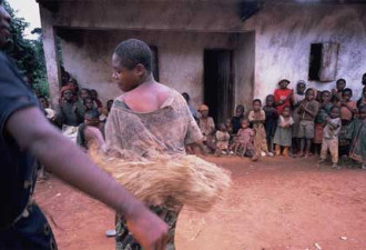 惨无人道 揭秘非洲女童的“割礼”仪式