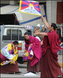 拉萨街头挥舞雪山狮子旗的示威喇嘛（14/03/2008）