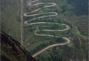 中国最险峻最弯的公路：7公里68个拐