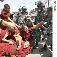 尼泊尔警察拖走一藏人喇嘛