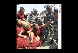 中国藏人区抗议者与警方再度发生冲突