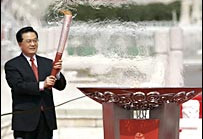 国家主席胡锦涛启动奥运圣火全球传递