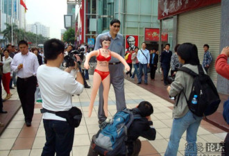 2.2米巨人携充气娃娃卖艳照门域名开价十万