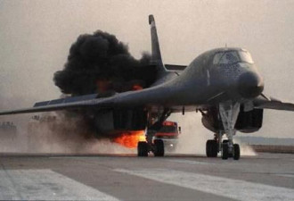 美国一架B-1轰炸机降落卡塔尔时爆炸