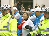 中国驻英国大使傅莹传递奥运火炬(6/4/2008)