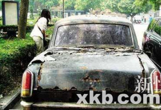 毛主席当年“红旗”车 闲置多年成了破烂
