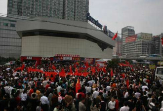 武汉法国领馆和家乐福遭抗议声势浩大