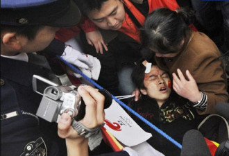 留学生被日本人打伤倒地 用红旗止血