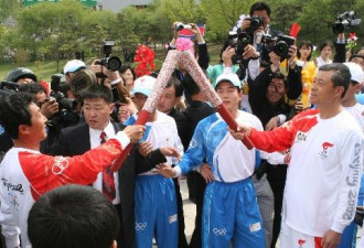 奥运圣火传递到朝鲜：平壤万人空巷