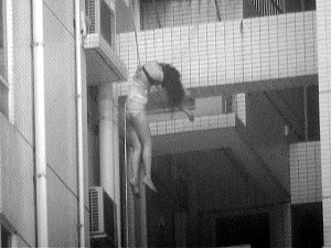 女死者被套上绳索送下楼。梁文祥摄 图片来源:南方日报