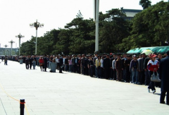 清明3万余人排队瞻仰毛主席纪念堂