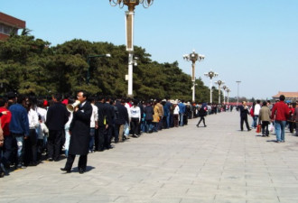 清明3万余人排队瞻仰毛主席纪念堂