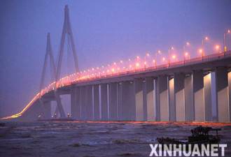杭州湾跨海大桥流光溢彩 如银龙探海