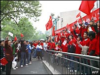 西安家乐福分店门外逾千民众示威(20/4/2008)